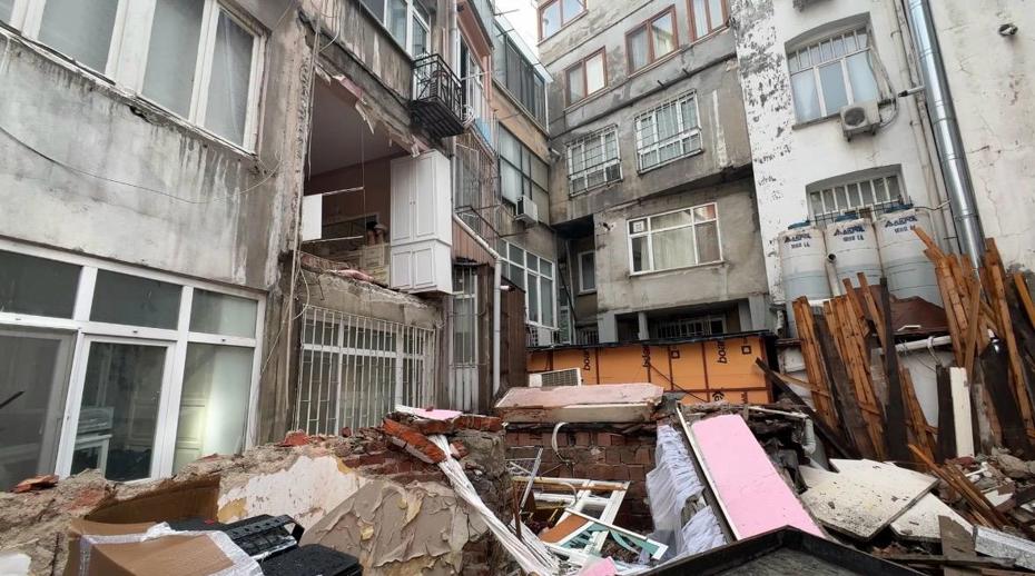 Şişli’de binanın duvarı çöktü, mahalleli deprem paniği yaşadı
