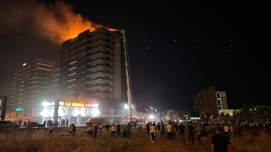 Diyarbakır'da Plazada Çıkan Yangın Kontrol Altına Alındı