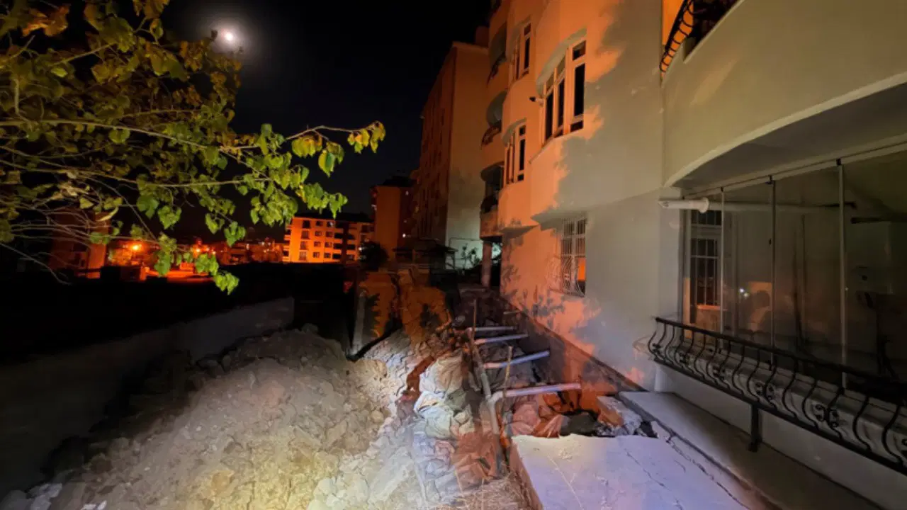 Tunceli'deki İnşaat Alanında Meydana Gelen Toprak Kayması Nedeniyle 5 Katlı Bina Boşaltıldı