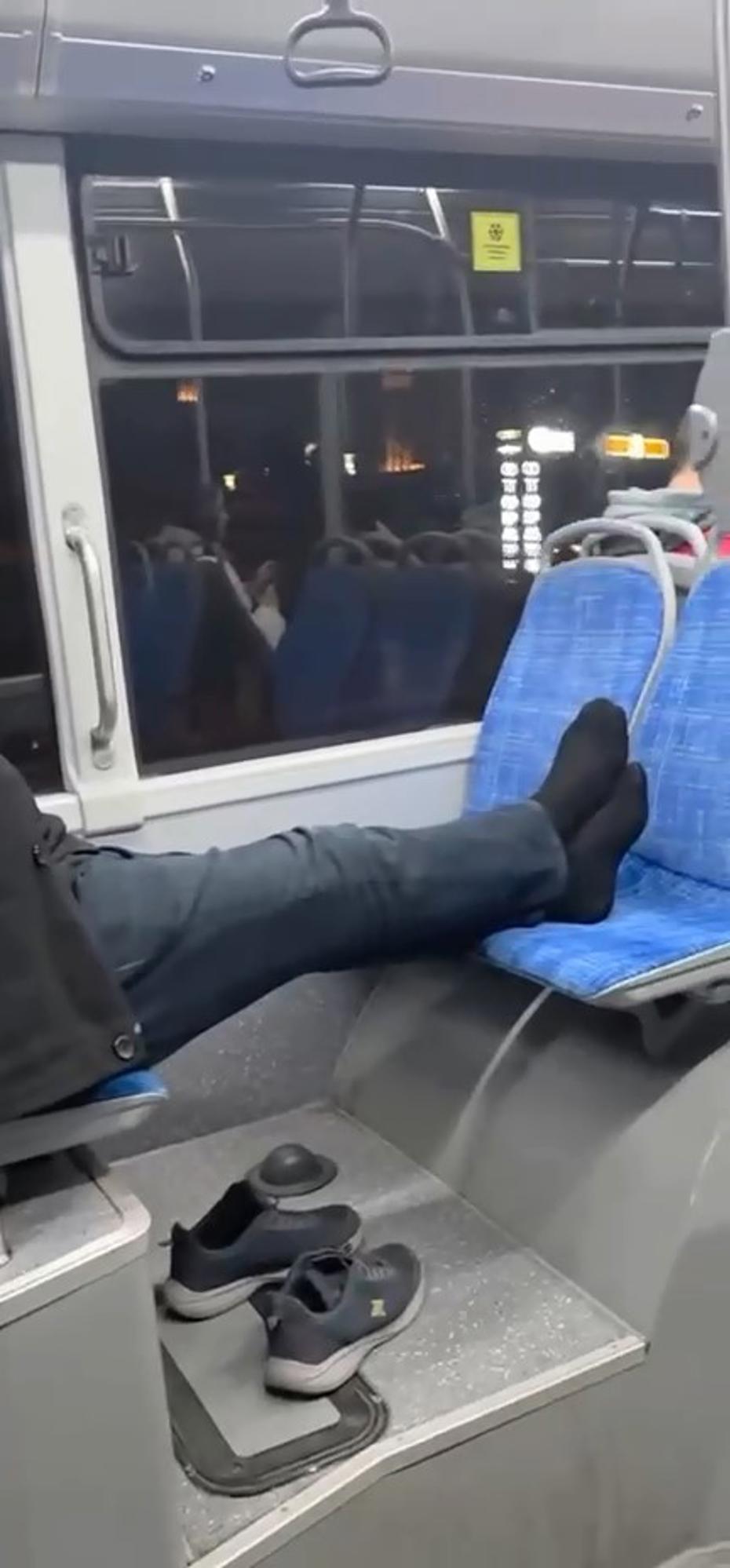Otobüste Rahatlık Çılgını: Ayakkabılarını Çıkarıp Koltukta Ayaklarını Uzattı
