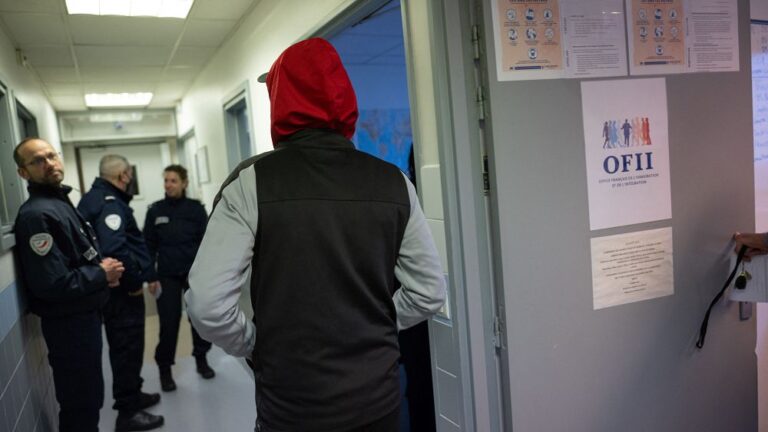 Fransa: Marsilya’da sığınmacı Türklere ‘oturum ayarlayan’ görevliye hapis cezası istendi