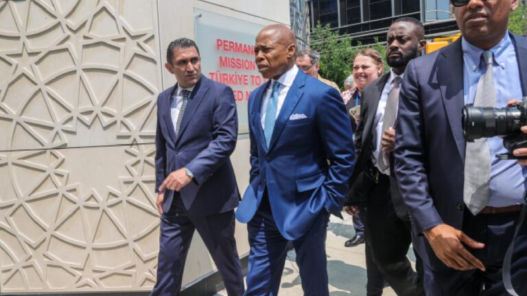 New York Belediyesinden düzensiz göçmenleri kente taşıyan şirketlere 708 milyon dolarlık dava