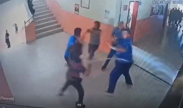 Fenalaşan öğrenci hastaneye kaldırıldı… Yakınları müdüre zincirle saldırdı: ‘Neden bize haber vermediniz?’ – Son Dakika Türkiye Haberleri