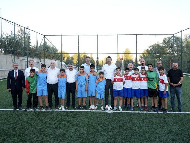 SEC. Murat Kurum Adıyaman Sentetik çim sahada çocuklarla futbol oynuyor Fotoğraf3688