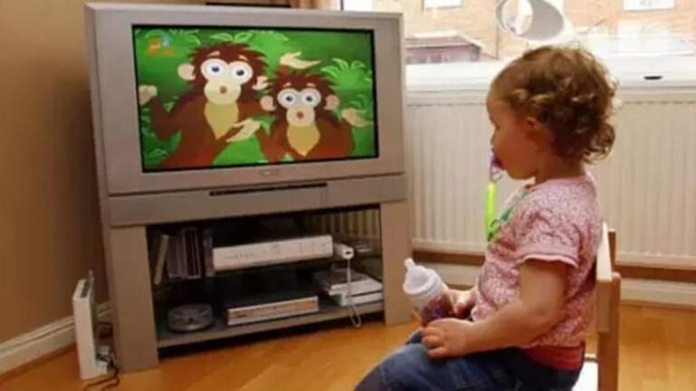 Çocuğunuz TV'yi dikkatle izliyorsa dikkatli olun! Akademik başarıyı olumsuz etkiliyor…