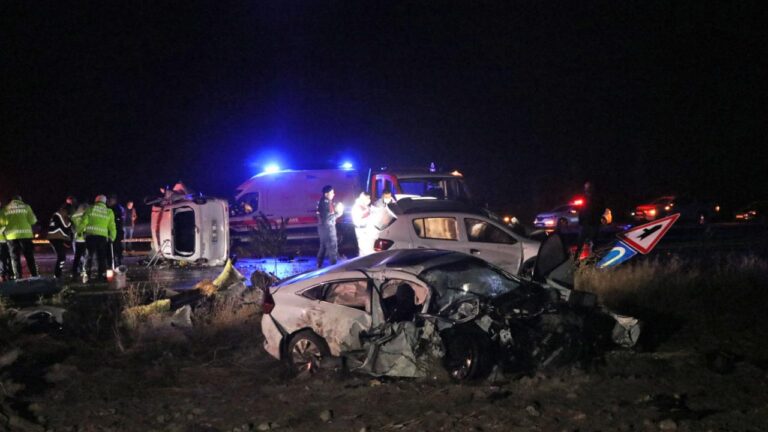 Burdur'da 2 otomobil ile hafif ticari araç çarpıştı: 1 ölü, 7 yaralı