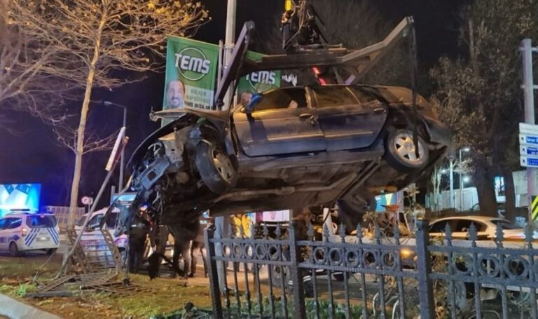 Sarıyer'de feci kaza: Otomobil direksiyon hakimiyetini kaybederek demir korkuluklara çarptı! – Türkiye'den son dakika haberleri
