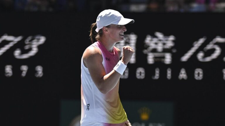 Iga Swiatek, Emma Navarro'yu 2-0 yenerek yarı finale yükseldi!