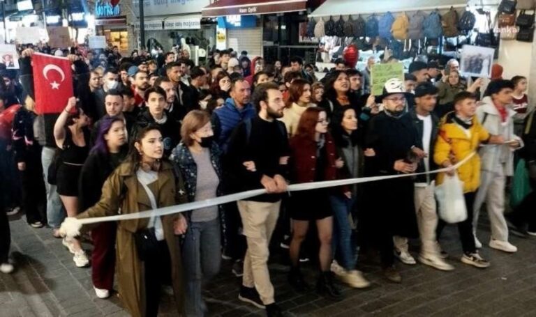 İzmir’deki üniversiteliler tutuklanan arkadaşları için yürüdüler: “Tutuklanan tüm arkadaşlarımız adına buradayız” – Son Dakika Türkiye Haberleri