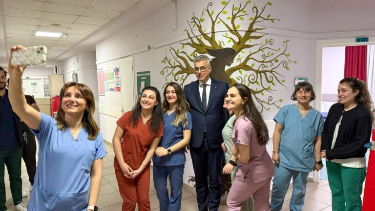 Bakan Memişoğlu, görevi başındaki ebeleri ziyaret etti