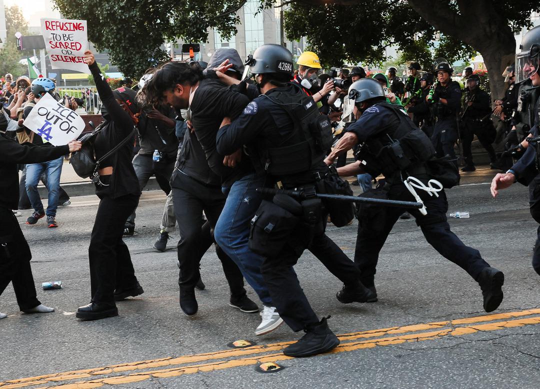 2025-06-10T024145Z_1869432926_RC29ZEAAZPOZ_RTRMADP_3_USA-MIGRATION-LOS-LOS-Angeles