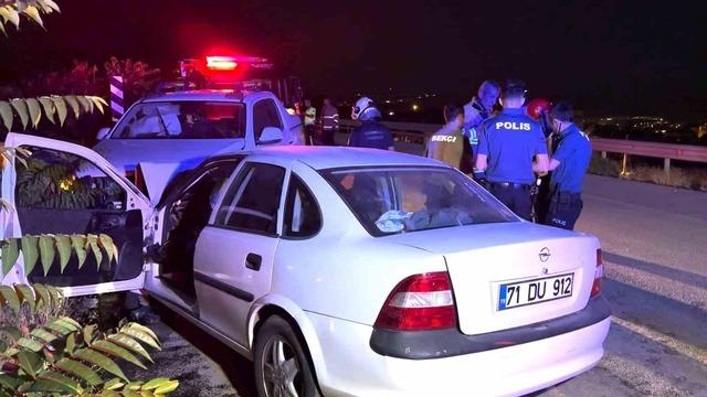 Kirinkale'de minibüs bir araba ile kafada çarpıştı: 3 yara 3
