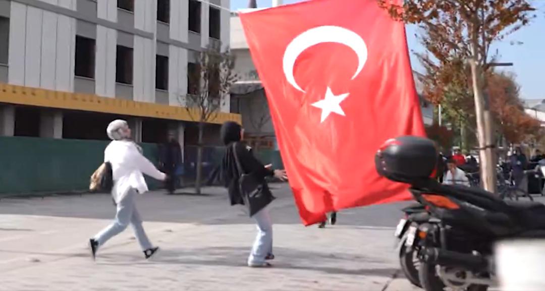 Hepsi aynı şeyi düşündü! Türk bayrağı asılıyken tüyler diken diken eden görüntüler: