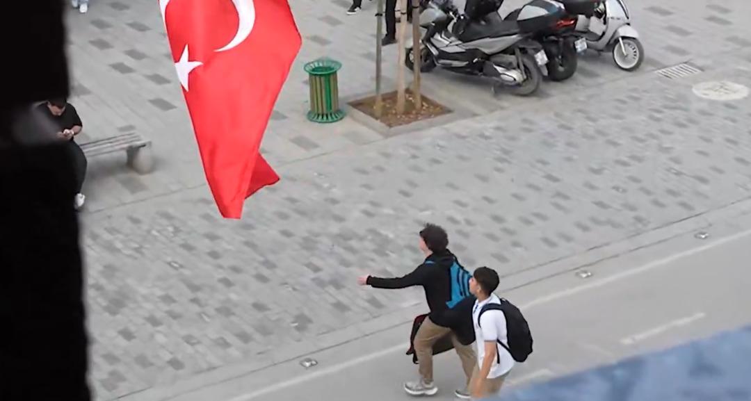 Hepsi aynı şeyi düşündü! Türk bayrağı asılırken tüyleri diken diken eden görüntüler: