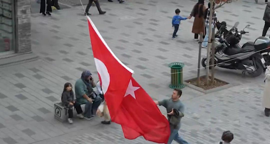 Hepsi aynı şeyi düşündü! Türk bayrağı asılırken tüyleri diken diken eden görüntüler: