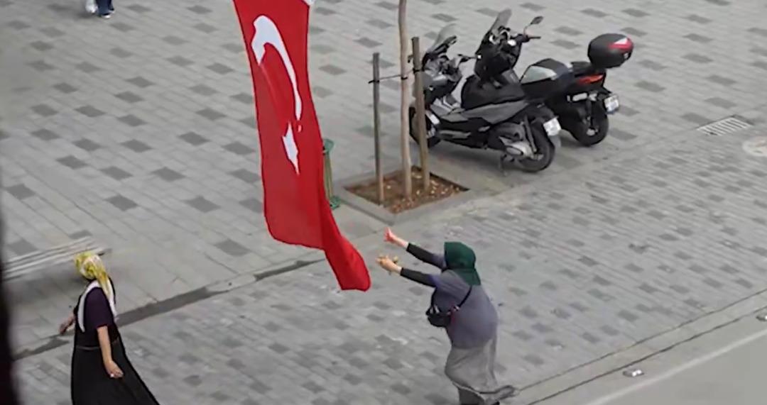 Hepsi aynı şeyi düşündü! Türk bayrağı asılırken tüyleri diken diken eden görüntüler: