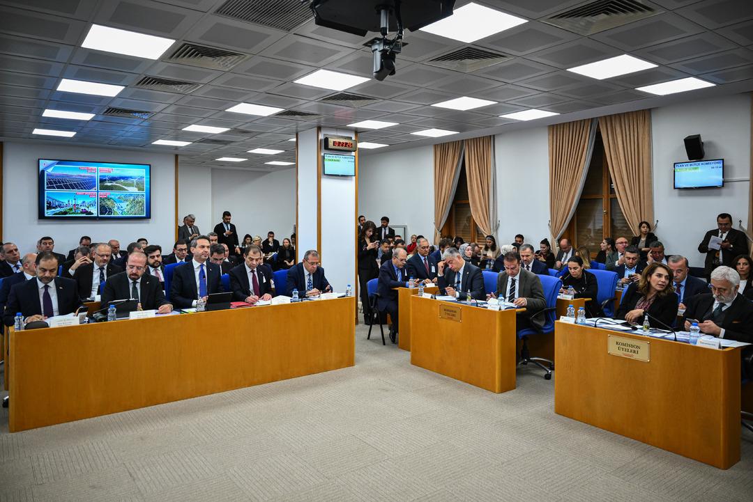 Boş tüp Meclis'te sahnede! Bakan Bayraktar'dan dikkat çeken yanıt: