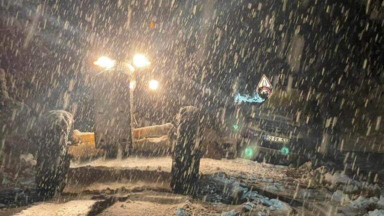 Ordu-Sivas kara yolu kar yağışı nedeniyle ulaşıma kapandı