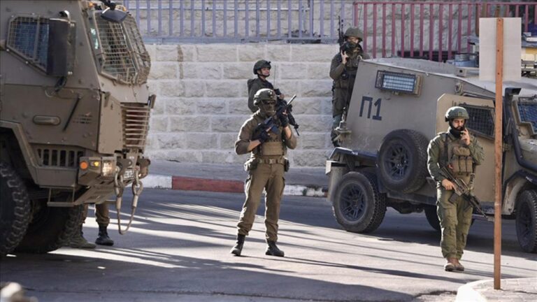 Batı Şeria’da İsrail baskınları: Filistinlilere ait yapıları yıktılar